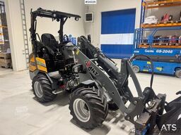 GiANT G2200 Wheel Loader w/ Pallet Forks and 2 Buckets –