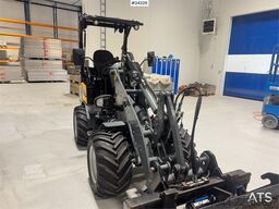 GiANT G2200 Wheel Loader w/ Pallet Forks and 2 Buckets –