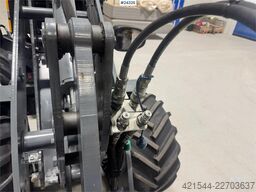 GiANT G2200 Wheel Loader w/ Pallet Forks and 2 Buckets –