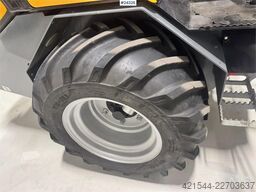 GiANT G2200 Wheel Loader w/ Pallet Forks and 2 Buckets –