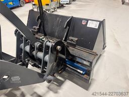 GiANT G2200 Wheel Loader w/ Pallet Forks and 2 Buckets –