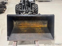 GiANT G2200 Wheel Loader w/ Pallet Forks and 2 Buckets –