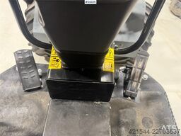 GiANT G2200 Wheel Loader w/ Pallet Forks and 2 Buckets –