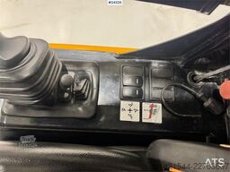 GiANT G2200 Wheel Loader w/ Pallet Forks and 2 Buckets –