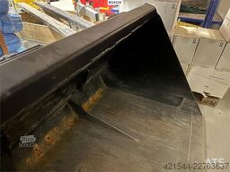 GiANT G2200 Wheel Loader w/ Pallet Forks and 2 Buckets –