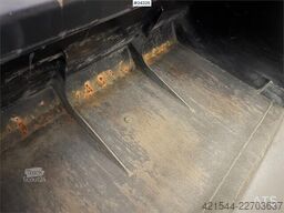 GiANT G2200 Wheel Loader w/ Pallet Forks and 2 Buckets –
