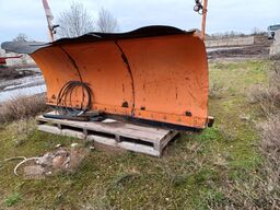 Iveco Magirus + Anhänger + Schiebenschild + Salzstreuer