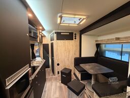 Mercedes-Benz Fuso Pferdetransporter POP-Out 3 Stellplätze