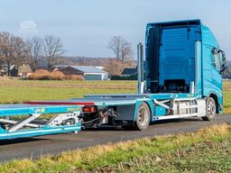 VOLVO FH mit Anhänger für 6 PKW