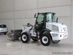 CASE 221 F + Fork
