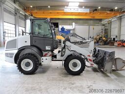 CASE 221 F + Fork