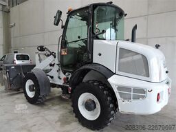 CASE 221 F + Fork