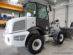 CASE 221 F + Fork