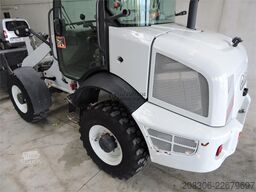 CASE 221 F + Fork