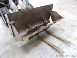 CASE 221 F + Fork