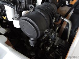 CASE 221 F + Fork