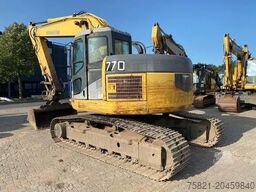 Komatsu PC 228 US-3 (binnendraaier / city krane)