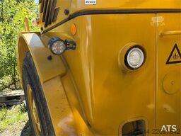 Hydrema 922D dumper with white plates