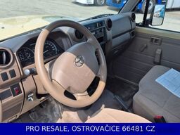 TOYOTA LAND CRUISER 79 + HUBARBEITSBÜHNE SOCAGE