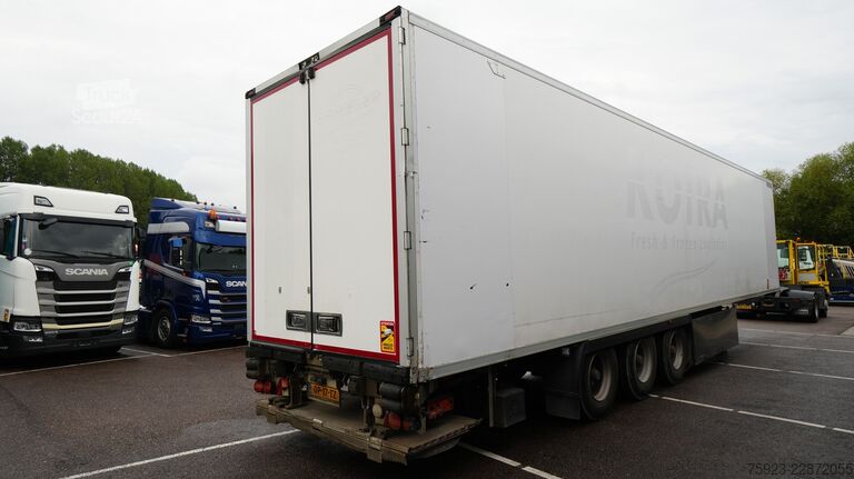 Transport refrigerat/congelat LAMBERET 3 AXLE FRIGO TRAILER WITH CARRIER VECTOR 1950mt