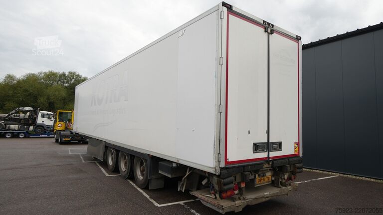 Transport refrigerat/congelat LAMBERET 3 AXLE FRIGO TRAILER WITH CARRIER VECTOR 1950mt