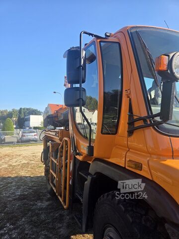 Unimog, komple belediye donanımı, kış ve yaz ekipmanlarıyla Mercedes-Benz Unimog 400
