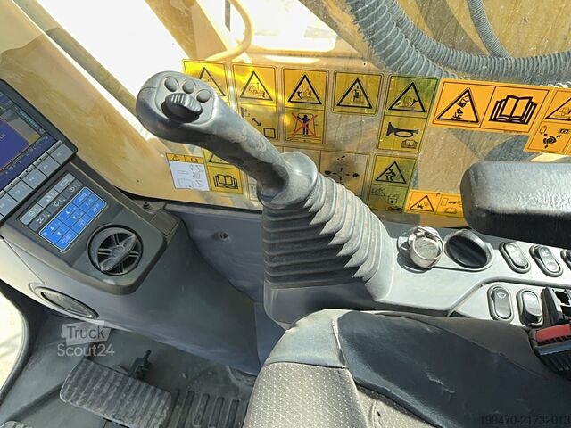 гусеничний екскаватор Komatsu HB215LC-3