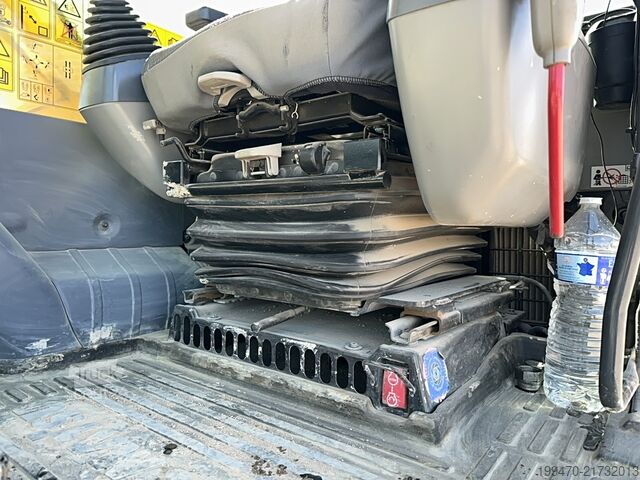 гусеничний екскаватор Komatsu HB215LC-3