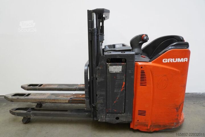 Käsikäyttöinen pinoaja Linde D 12 HP SP 133