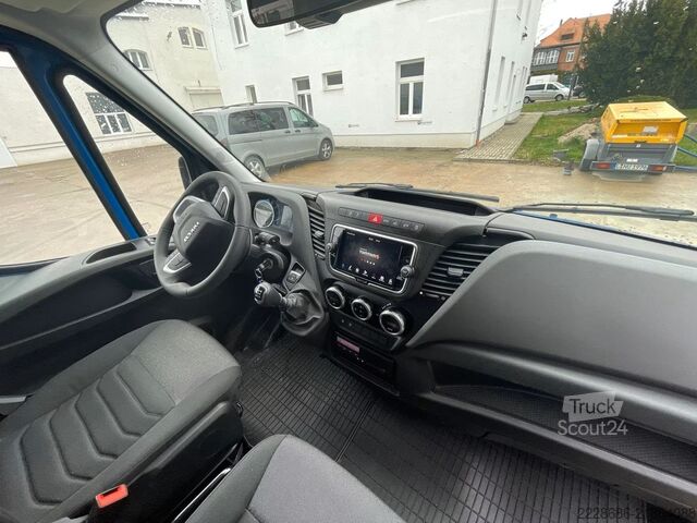 Tauebil umiddelbart tilgjengelig IVECO Daily 50C18 Fahrzeugtransporter Autotransporter + 3-Achser