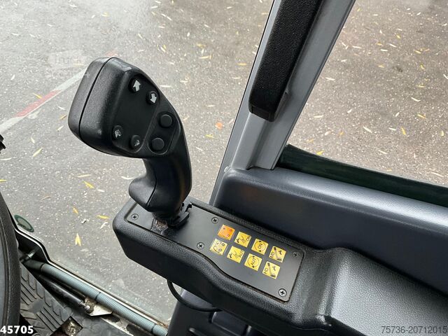 Balayeuse Bucher Citycat 2020 with 3-rd brush