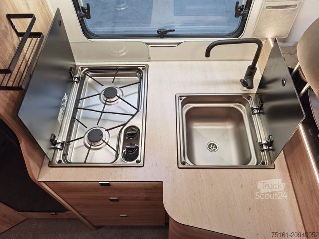 Pusiau integruotas kemperis EURAMOBIL PROFILA T 696 EB /-2025-/ S-PAKET / EINZELBETTEN