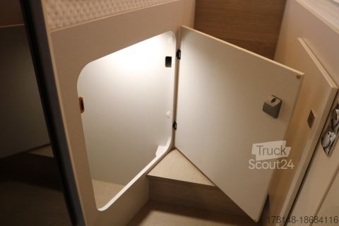 Ημιενσωματωμένο αυτοκινούμενο τροχόσπιτο Bürstner Lineo T 690 G