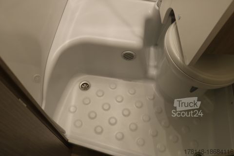 Ημιενσωματωμένο αυτοκινούμενο τροχόσπιτο Bürstner Lineo T 690 G