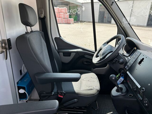 Požiarnické auto RENAULT Master / Rettungswagen Trage / Liege