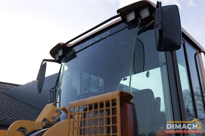 Loader Volvo L120F 4x4 - smeersysteem - camera - airco - NL ...