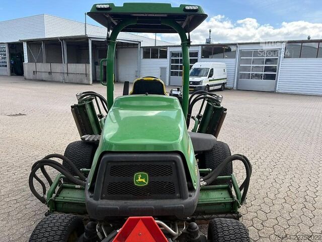 Mașină de tuns gazon autopropulsată John Deere 8900A