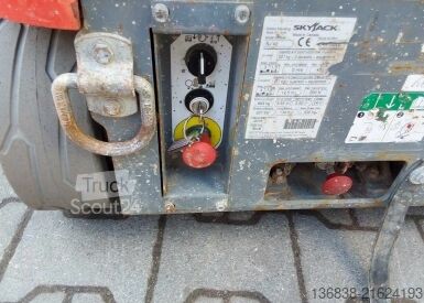 Pracovní plosiny nuzky Skyjack SJ 12 Elektro 5,65 m