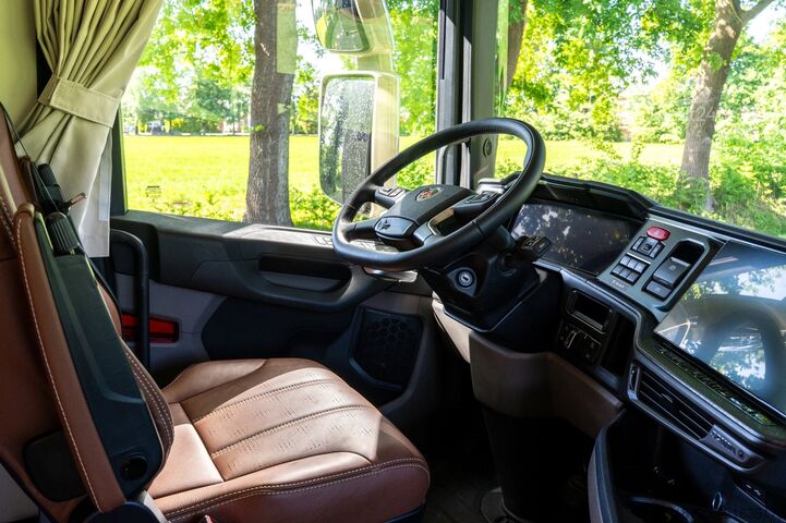 Paarden transport Scania S500  New Scania S500 STX! 6 horses plus living...