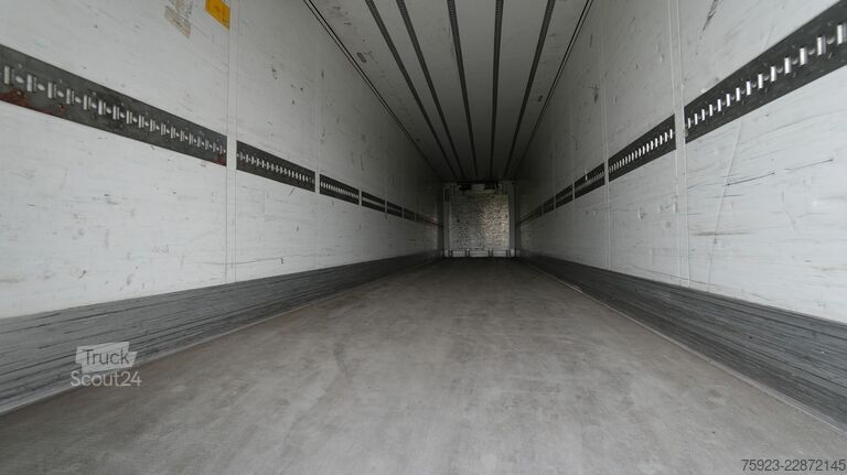  Schmitz Cargobull 3 AXLE FRIGO TRAILER WITH CARRIER VECTOR 1950