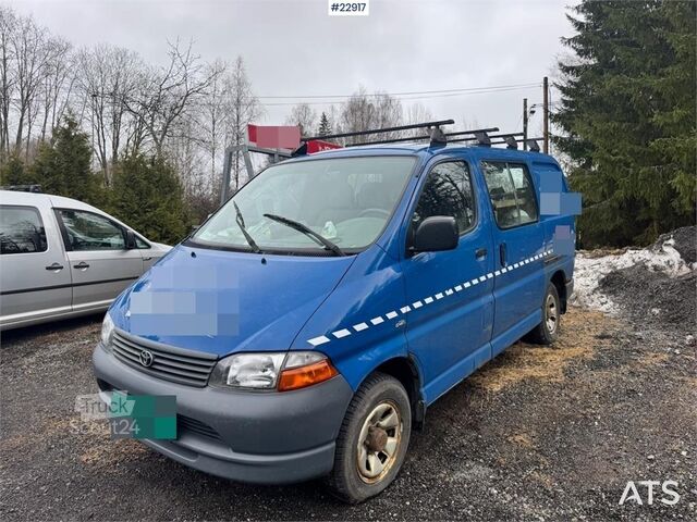 Camioneta familiar de techo alto Toyota Hiace 4WD with 2 sets of tires