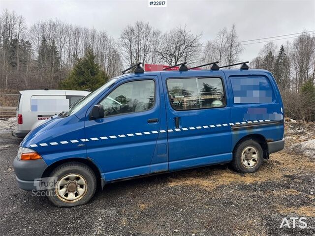 Camioneta familiar de techo alto Toyota Hiace 4WD with 2 sets of tires