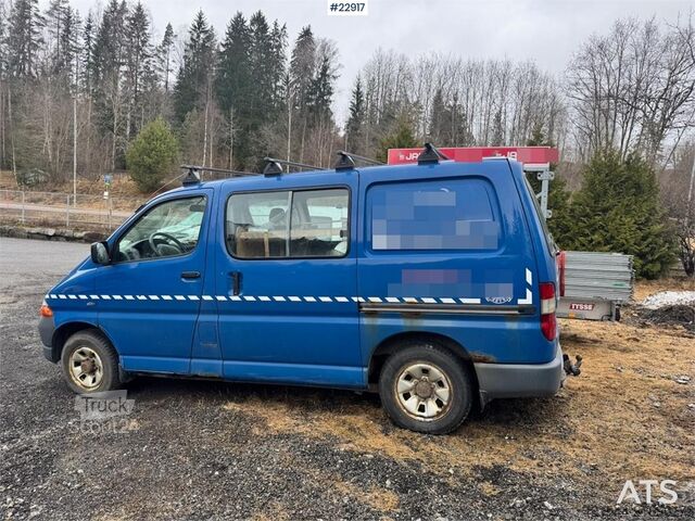 Camioneta familiar de techo alto Toyota Hiace 4WD with 2 sets of tires