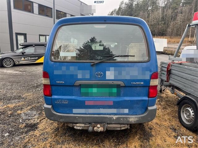 Camioneta familiar de techo alto Toyota Hiace 4WD with 2 sets of tires