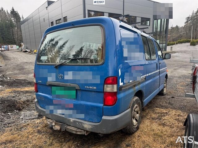 Camioneta familiar de techo alto Toyota Hiace 4WD with 2 sets of tires