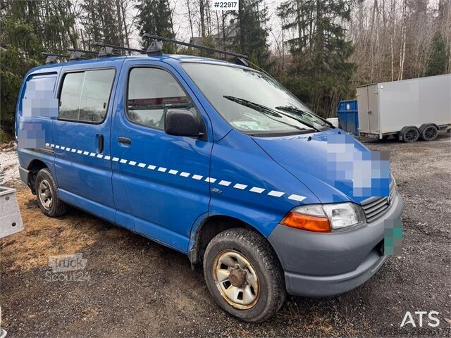 Camioneta familiar de techo alto Toyota Hiace 4WD with 2 sets of tires