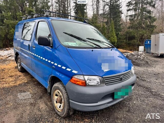 Camioneta familiar de techo alto Toyota Hiace 4WD with 2 sets of tires