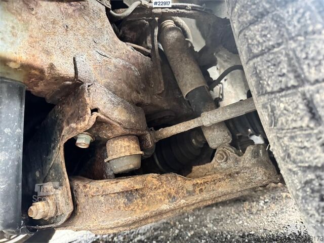 Camioneta familiar de techo alto Toyota Hiace 4WD with 2 sets of tires