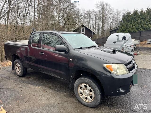 Camioneta familiar de techo alto Toyota Hilux 4x4 van – 2 sets of tires!