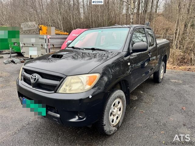 Camioneta familiar de techo alto Toyota Hilux 4x4 van – 2 sets of tires!